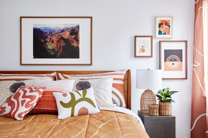 How to decorate bedroom walls with posters