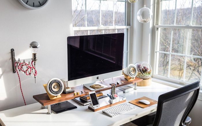 How to decorate a bedroom with a desk