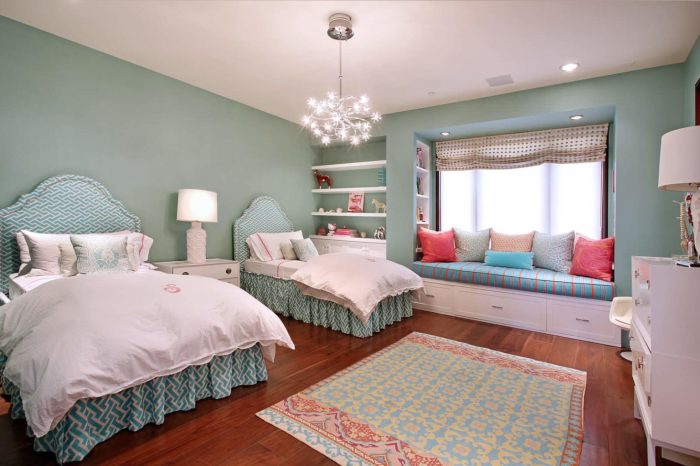 How to decorate bedroom with coral and blue