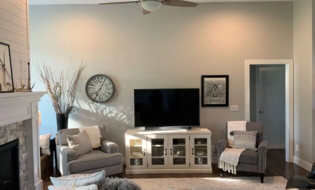 How to decorate bedroom with tv in corner