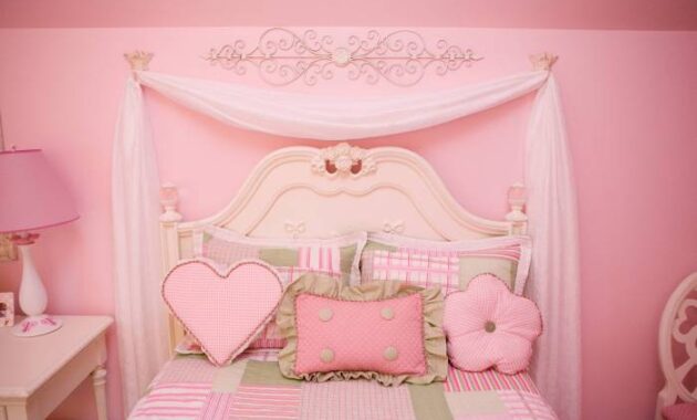 How to decorate a small pink bedroom