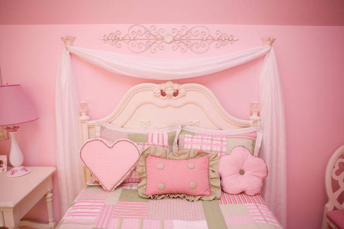 How to decorate a small pink bedroom