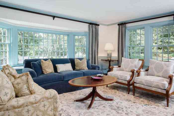 How to decorate windows in a living room