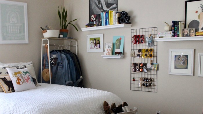 How to decorate small space bedroom