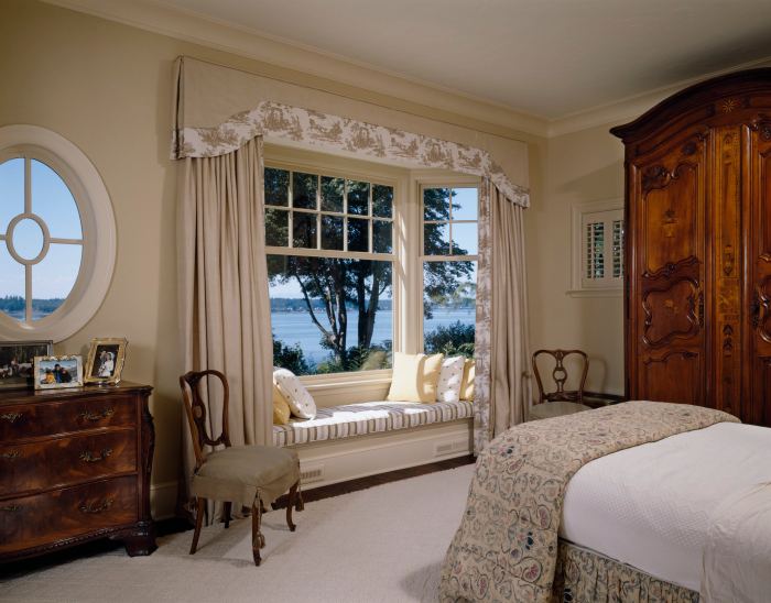 How to decorate bay windows in bedroom