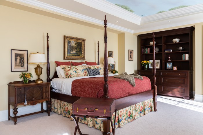 How to decorate a traditional bedroom