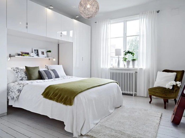 How to decorate a bedroom with white walls