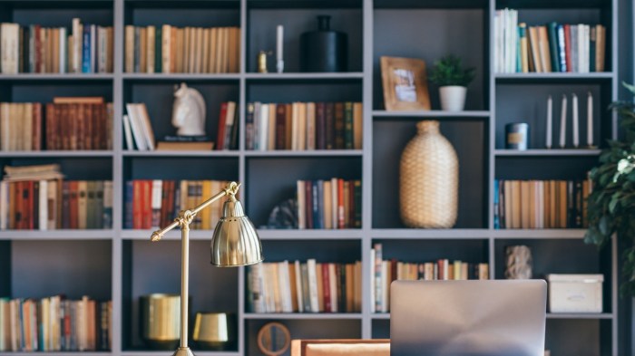 How to decorate dining room bookshelves